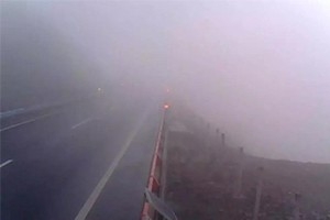 冬日駕車出行遇到團(tuán)霧怎么辦？學(xué)會這7招或許能保命！