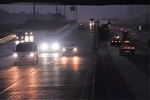 夜間開車?yán)纤緳C(jī)都懂：走灰不走白，見黑停下來！