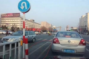 車主請(qǐng)注意！路口不要這樣轉(zhuǎn)彎，一旦被發(fā)現(xiàn)，扣8分罰500元